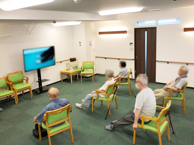 テレビがある空間 ラウンジ 明るいラウンジで、椅子に座りながらテレビ鑑賞が楽しめます。ゆったりとした配置です。