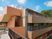 明るい外観の建物  