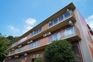 青空の下の建物