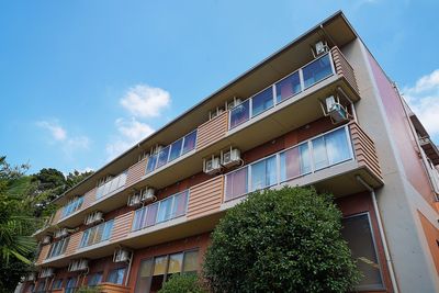青空の下の建物