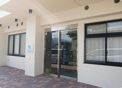 明るい入口の外観