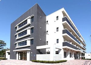 モダンな白と黒の建物