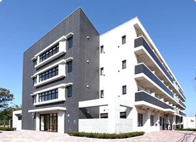 モダンな白と黒の建物