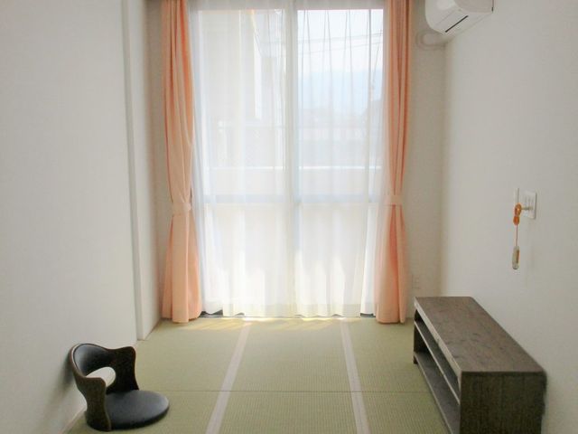 採光の良い和室 居室 自然光が心地よく入る和室です。くつろぎの空間でゆっくりと過ごせます。