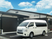 送迎車が停まる施設外観
