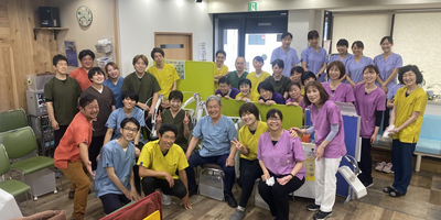 笑顔のスタッフ集合写真