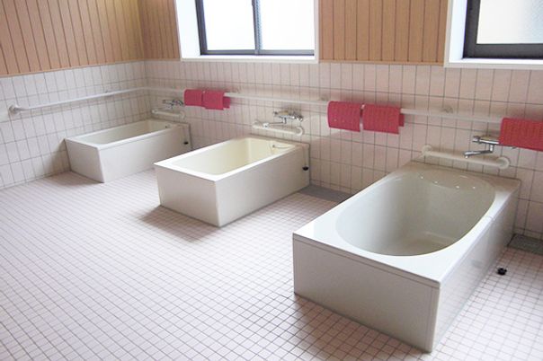 浴槽が並ぶ空間