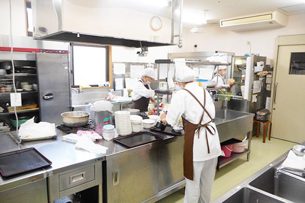 スタッフが働くキッチン