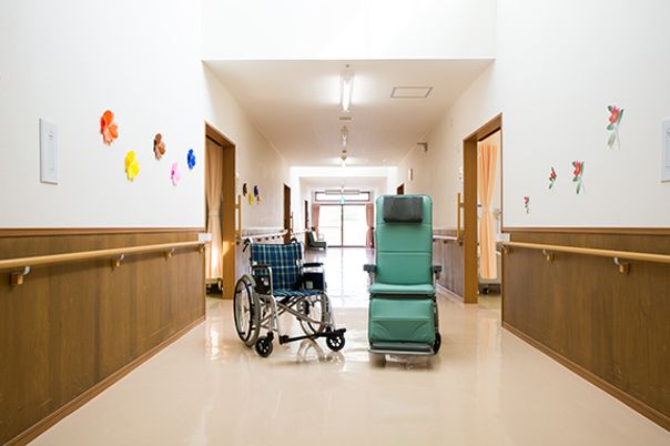 車椅子のある廊下