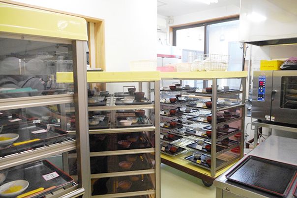 配膳準備のキッチン
