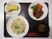 多彩な料理が並ぶ食堂