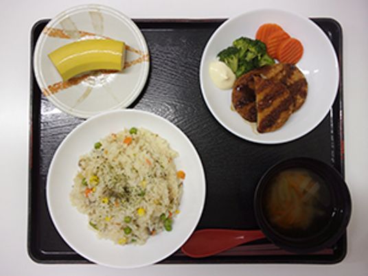 多彩な料理が並ぶ食堂