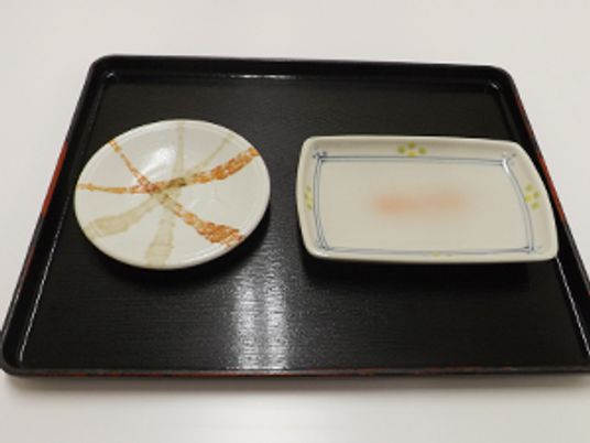 食事用の食器とトレー