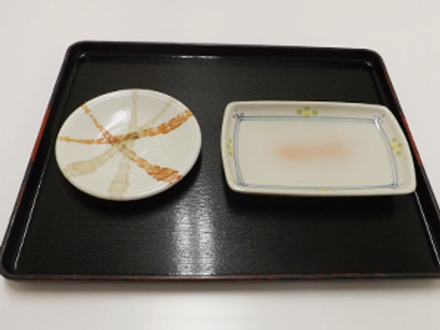 食事用の食器とトレー 食堂 シンプルなデザインの食器は日々の食事にぴったりです。使いやすさと機能性を兼ね備えています。