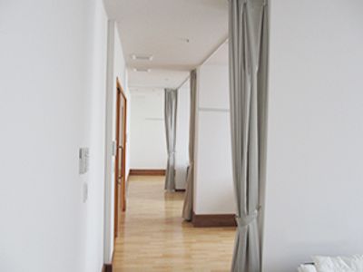 カーテン付きの廊下