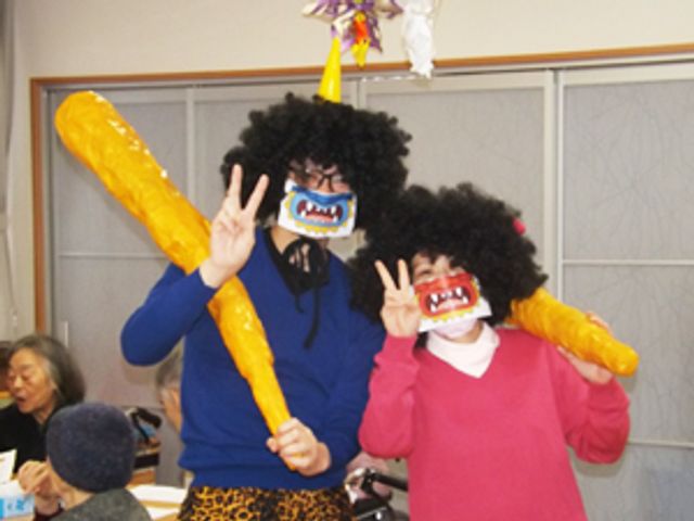 楽しそうなスタッフの様子 スタッフイメージ 楽しげな衣装で場を盛り上げている様子です。和やかな雰囲気が感じられます。