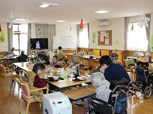 にぎやかな食事風景