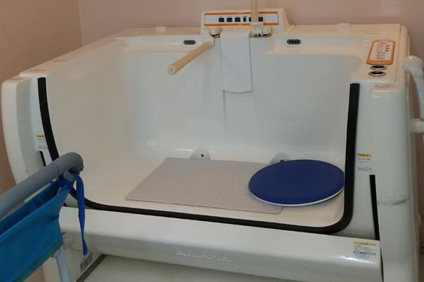 大きな浴槽の浴室