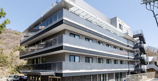 多層の建物外観