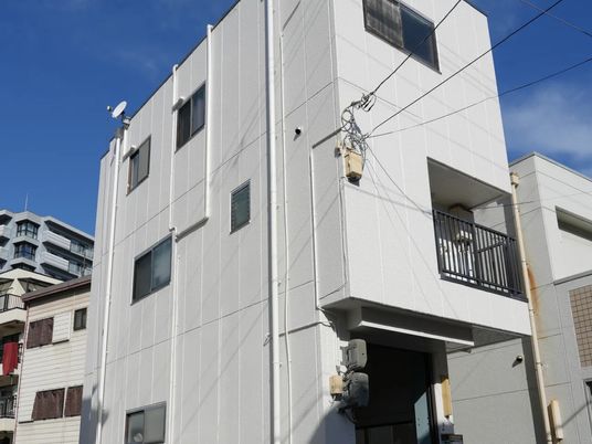 白い建物の外観  
