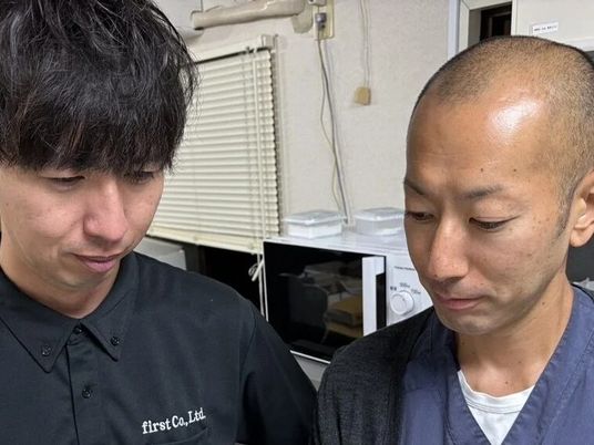 スタッフ2人が並ぶ休憩室  