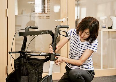 女性が車椅子調整中の室内