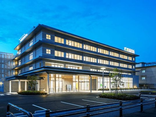明るい外観の建物  
