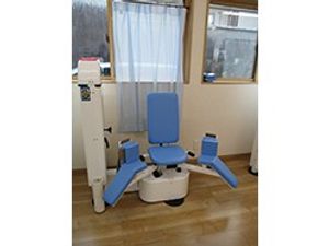 機能訓練室の浴槽椅子