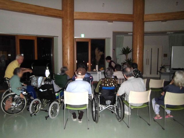 多目的室での集まり 多目的室 広い多目的室で、みんなが楽しく集まっています。くつろげる雰囲気が魅力です。