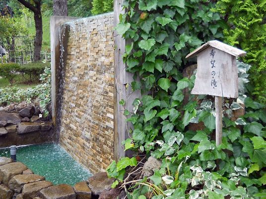 庭の滝と植栽の景観  