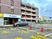 施設の外観と駐車場  