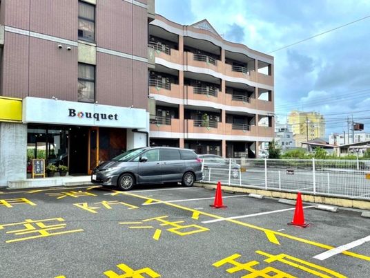 施設の外観と駐車場  