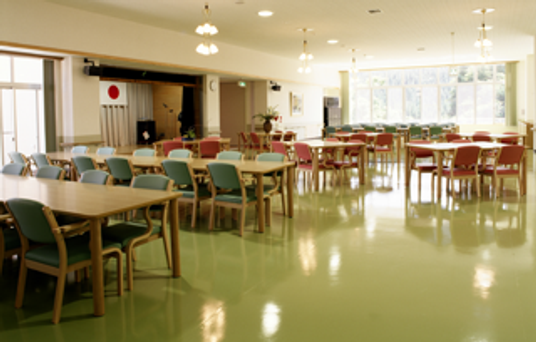 自然光が入る食堂