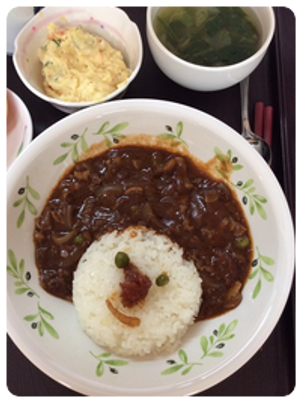 笑顔のオムライス料理