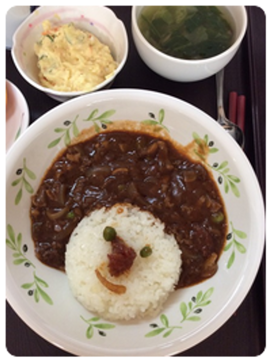 笑顔のオムライス料理