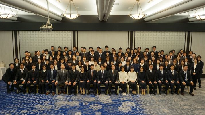 人々が集まった室内