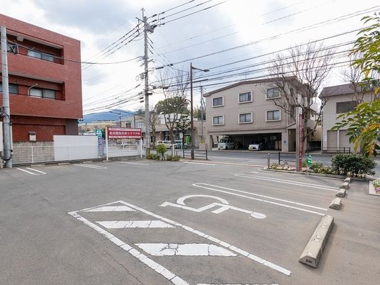 施設前の駐車場  