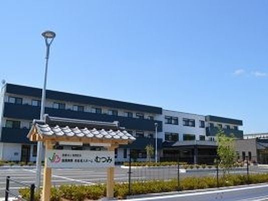施設の外観と看板  