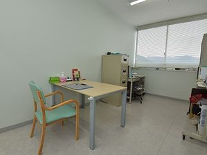 明るい多目的室の机  