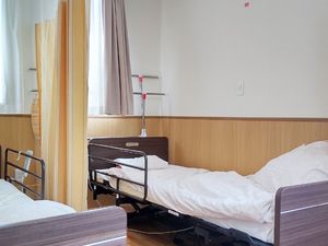 明るい居室のベッド  