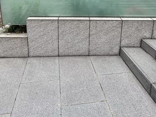 屋外の石張りスペース  
