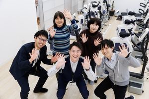 笑顔で手を振るスタッフの様子