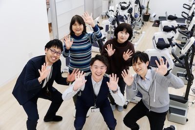 笑顔で手を振るスタッフの様子