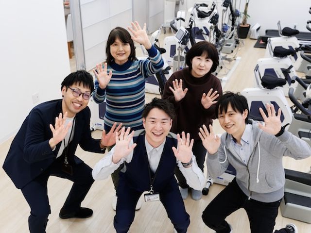 笑顔で手を振るスタッフの様子 スタッフイメージ スタッフ一同、明るい笑顔でお迎えします。職場の雰囲気を体感してください。