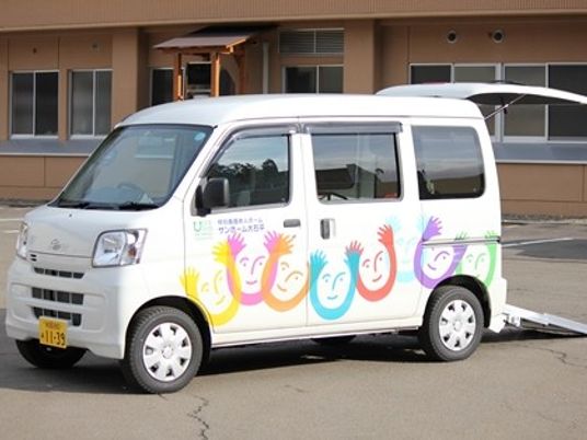 送迎車が停車する外観  