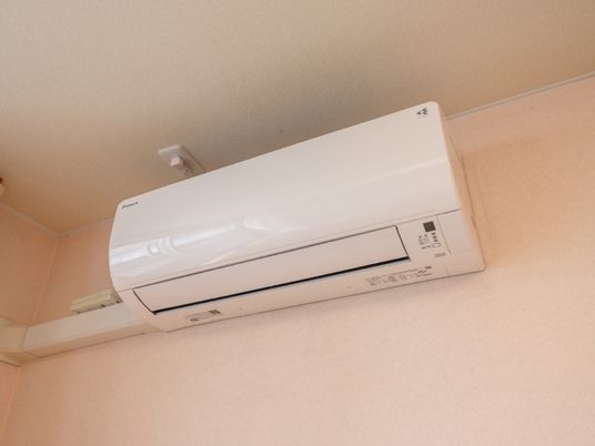 壁掛けエアコンのある部屋