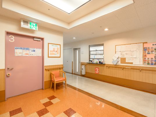 廊下と掲示板の様子
