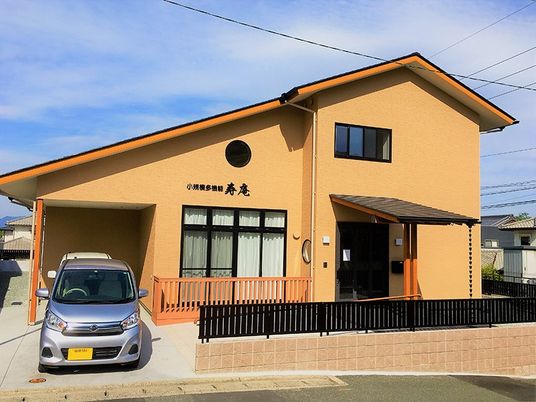 明るい外観の建物  