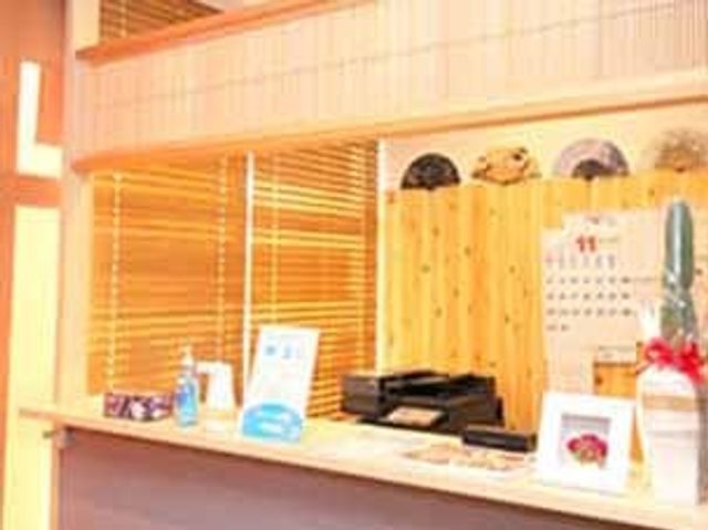 落ち着いた受付カウンター フロント 木材を使用した温かみのあるカウンターです。親しみやすく、安心感を感じられます。