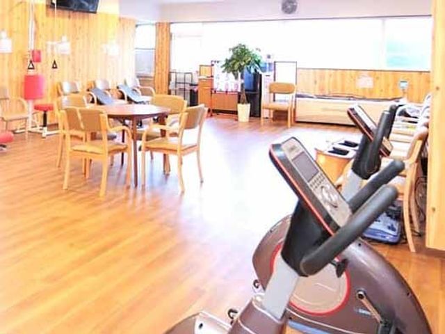 機能訓練室 機能訓練室 広々とした空間で、運動器具が充実しています。職員がサポートしやすい環境です。
